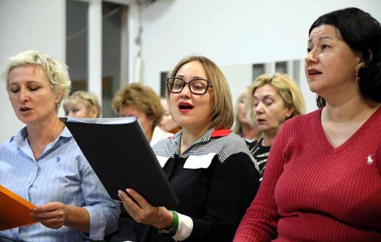 Yerleşik yabancılar, Türkçe öğrenmek için müzik korosu kurdu