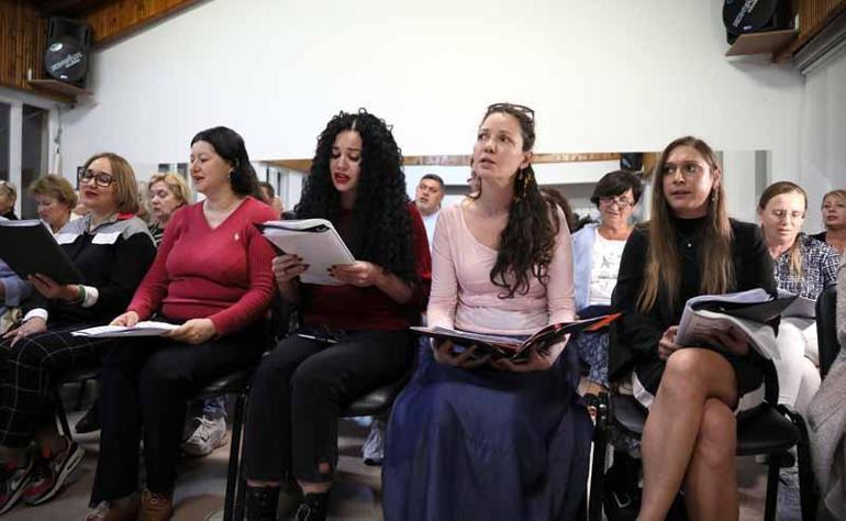 Yerleşik yabancılar, Türkçe öğrenmek için müzik korosu kurdu