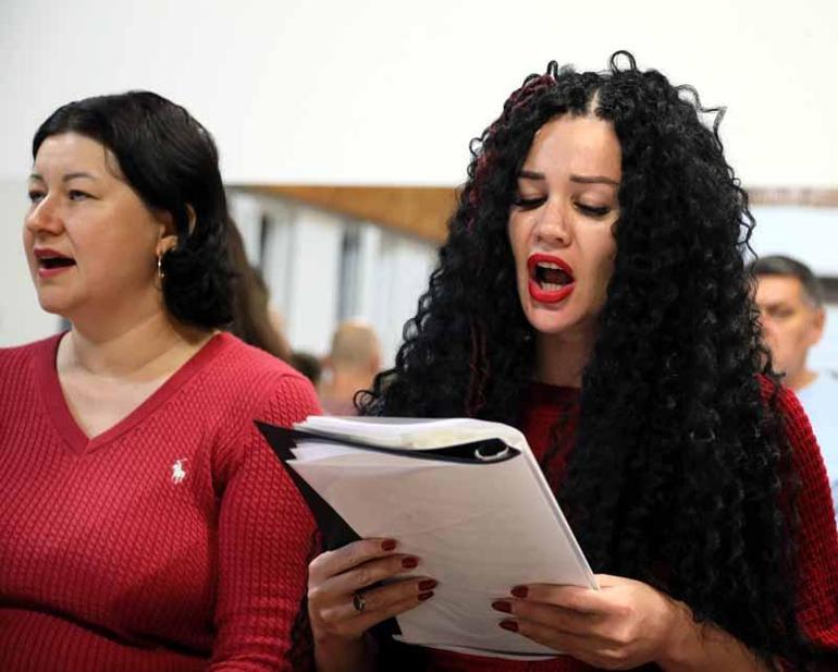 Yerleşik yabancılar, Türkçe öğrenmek için müzik korosu kurdu