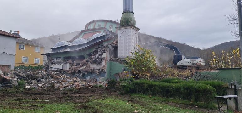 Düzce depreminde hasar gören Sarıdere Camisi yıkılıyor