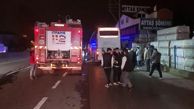 Seyir halinde tartışan otomobil sürücüleri, yolcu indiren otobüse çarptı: 5 yaralı