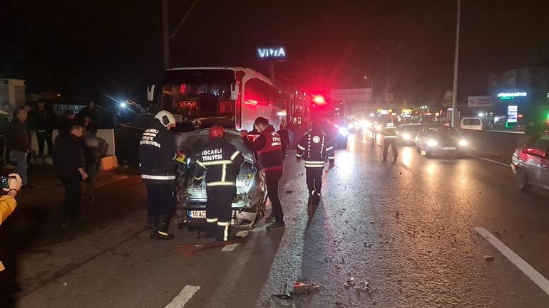 Seyir halinde tartışan otomobil sürücüleri, yolcu indiren otobüse çarptı: 5 yaralı