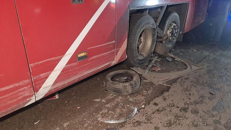 Seyir halinde tartışan otomobil sürücüleri, yolcu indiren otobüse çarptı: 5 yaralı