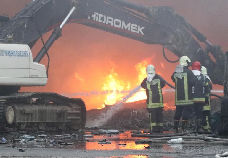 Denizlide kimya fabrikasındaki yangın 5 saatte kontrol altına alındı