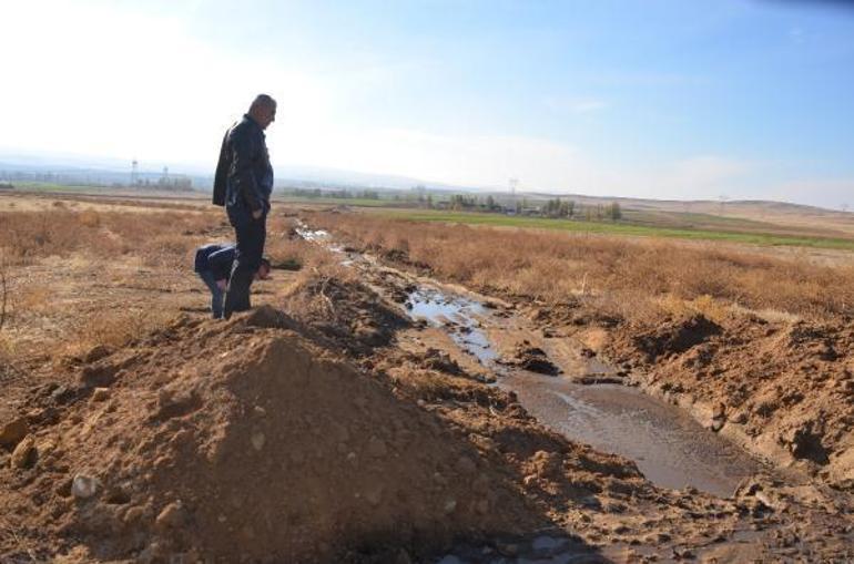 Tarlalarına atık döküldüğünü öne süren çiftçiler, mandıra sahibinden şikayetçi oldu