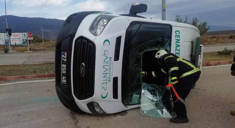 Gaziantepte cenaze aracı ile otomobil çarpıştı: 3 yaralı