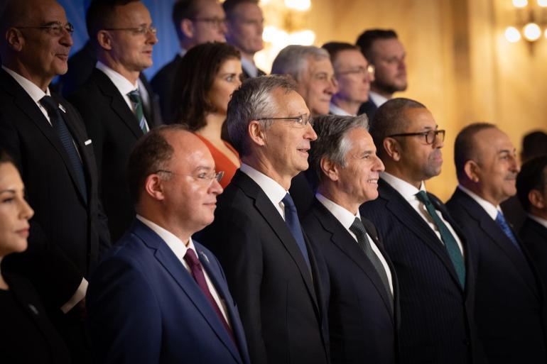 Bakan Çavuşoğlu, aile fotoğrafı çekimine katıldı