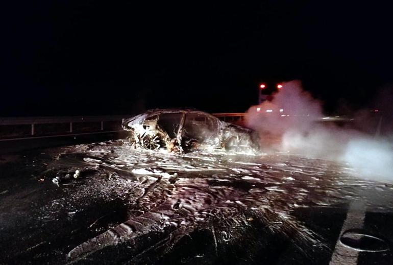 Ankarada otomobil bariyere çarpıp alev aldı: 3 ölü, 1 yaralı