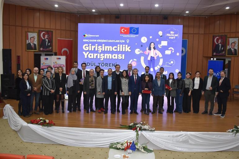 ‘Genç istihdamın teşviki’ projesinde ödül alan 4 kadına plaket verildi