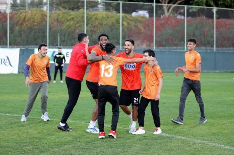 Alanyaspor futbolcuları özel öğrencilerle gösteri maçı yaptı