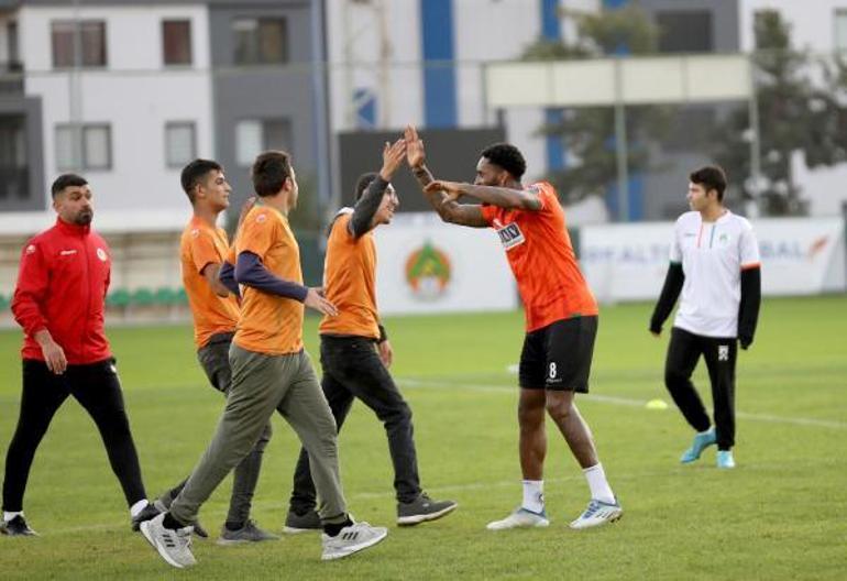 Alanyaspor futbolcuları özel öğrencilerle gösteri maçı yaptı
