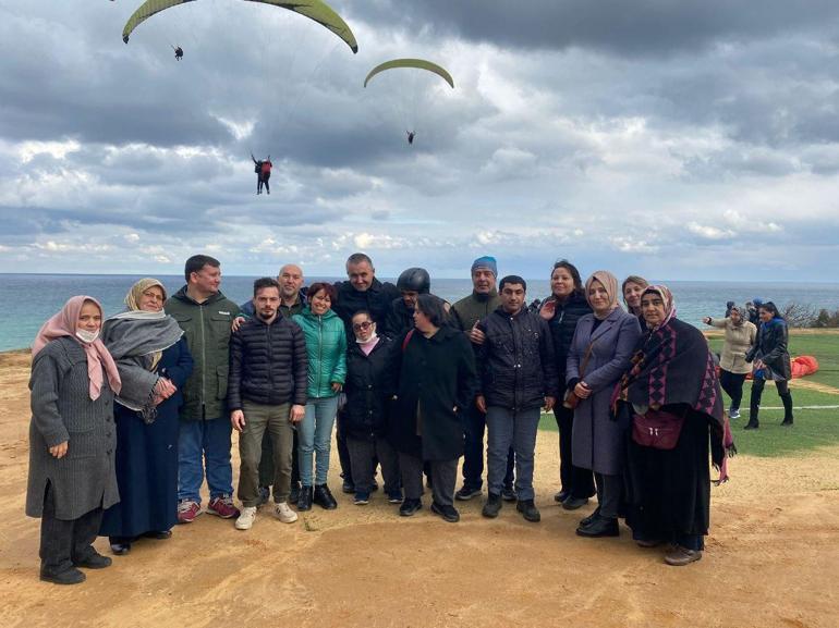 Çatalcada engel tanımadan yamaç paraşütü yaptılar
