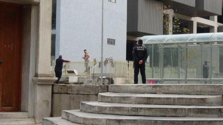 Beyoğlunda tarihi cami bahçesinde ortalığı karıştırdı