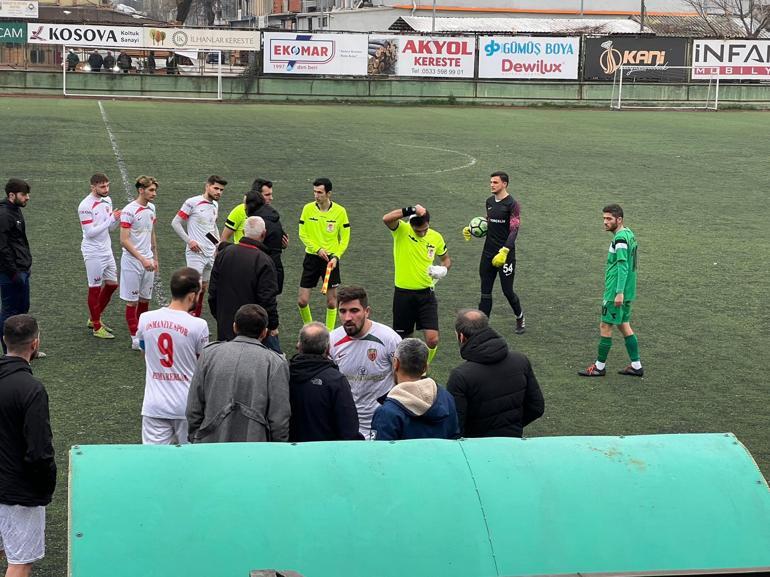 Parmağı kırılan hakem elinde bandajla maç yönetti