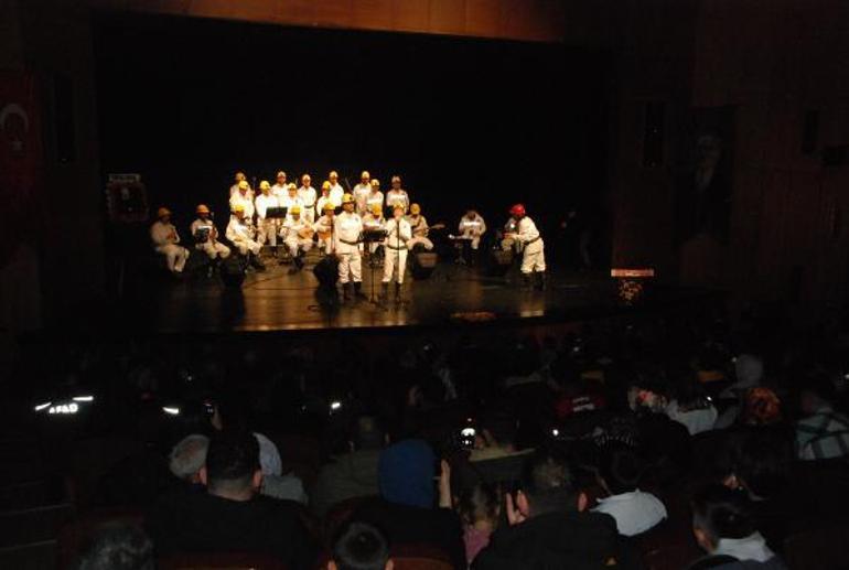 Amasrada Madenciler Gününde Madenci Anıtına çelenk bırakıldı