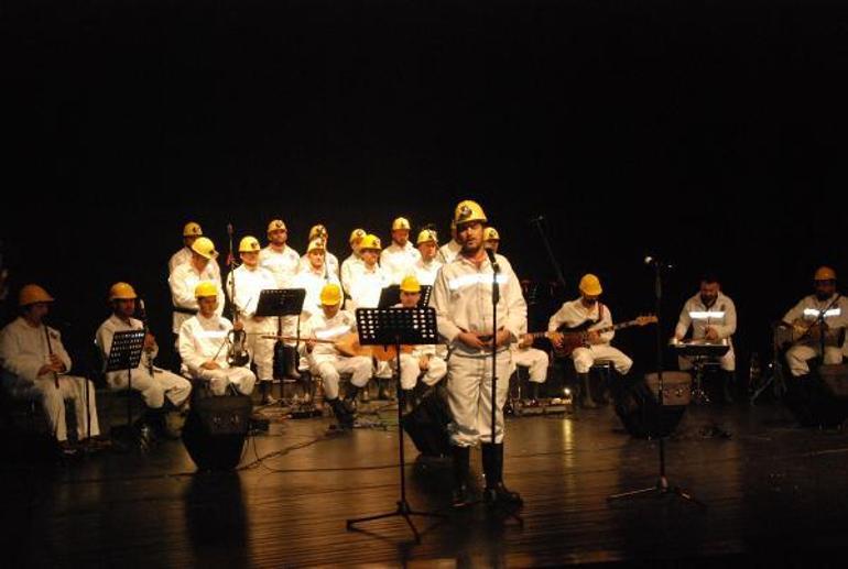 Amasrada Madenciler Gününde Madenci Anıtına çelenk bırakıldı