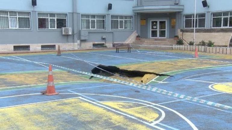 Bakırköyde okul bahçesinde çökme