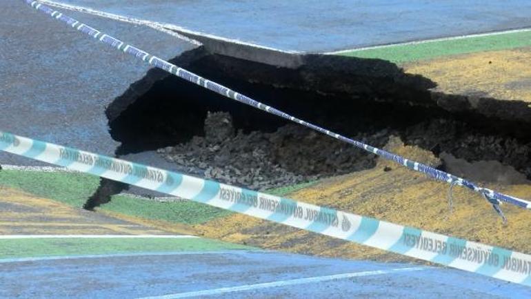 Bakırköyde okul bahçesinde çökme