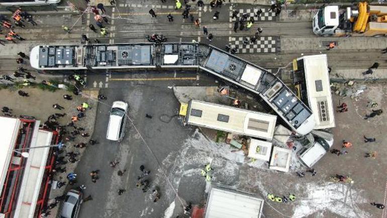 Eyüpsultanda tramvay ile otobüs çarpıştı: 33 yaralı