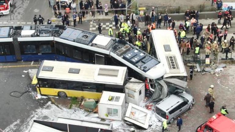 Eyüpsultanda tramvay ile otobüs çarpıştı: 33 yaralı