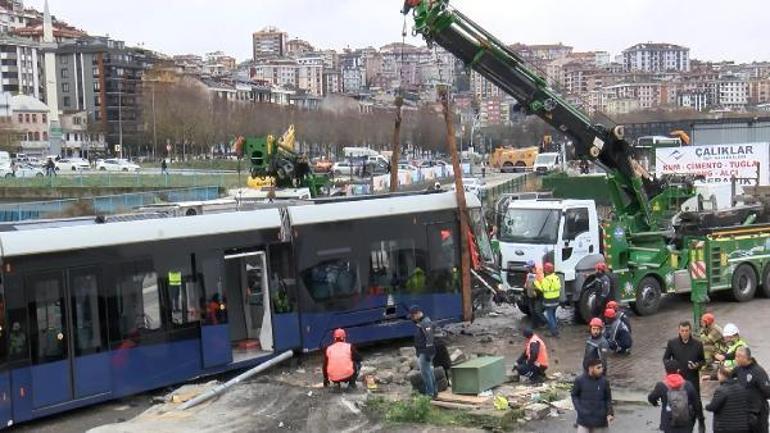 Eyüpsultanda tramvay ile otobüs çarpıştı: 33 yaralı