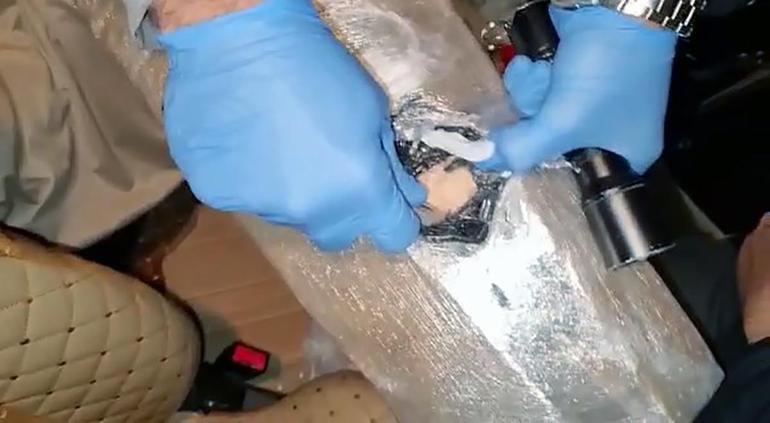 TIRda döşeme kılıfına gizlenen 2,3 kilo kokaini Aşil buldu