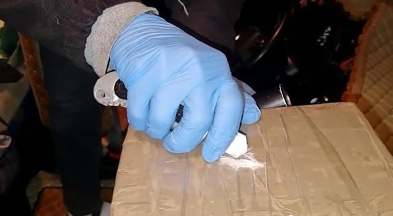 TIRda döşeme kılıfına gizlenen 2,3 kilo kokaini Aşil buldu