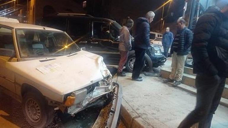 14 yaşındaki sürücü, otomobile ve pastaneye çarptı; o anlar kamerada