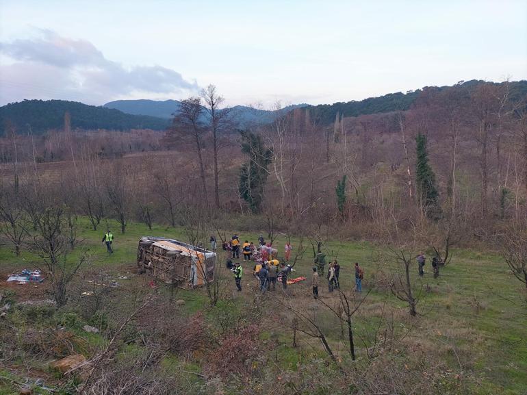 İşçileri taşıyan minibüs devrildi; uzman er öldü, 9 yaralı