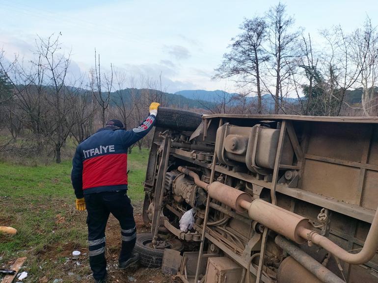 İşçileri taşıyan minibüs devrildi; uzman er öldü, 9 yaralı