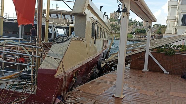 Bodrumdaki sağanak ve fırtınada karaya vuran yüzen disko için su tahliyesi başlatıldı