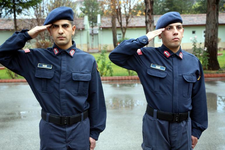 4 ikiz kardeş, aynı yerde asker