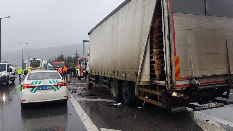Otomobil, yol ayrımındaki bariyerlere çarptı: 1 ölü,1 yaralı