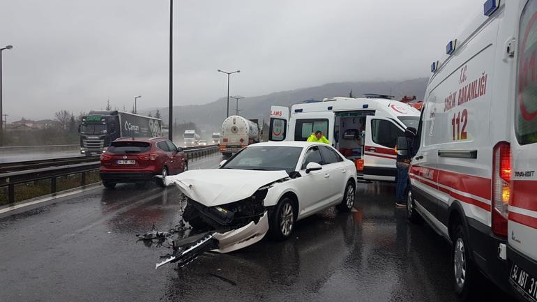 Otomobil, yol ayrımındaki bariyerlere çarptı: 1 ölü,1 yaralı
