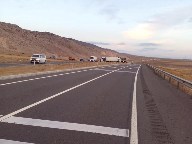 TIR, kamyona çarptı: 1 ölü, 2 yaralı