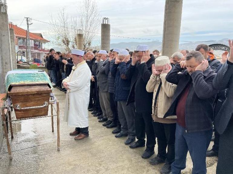 Tedavi sürecinde 145 gün otomobilde kaldığı oğlunu toprağa verdi