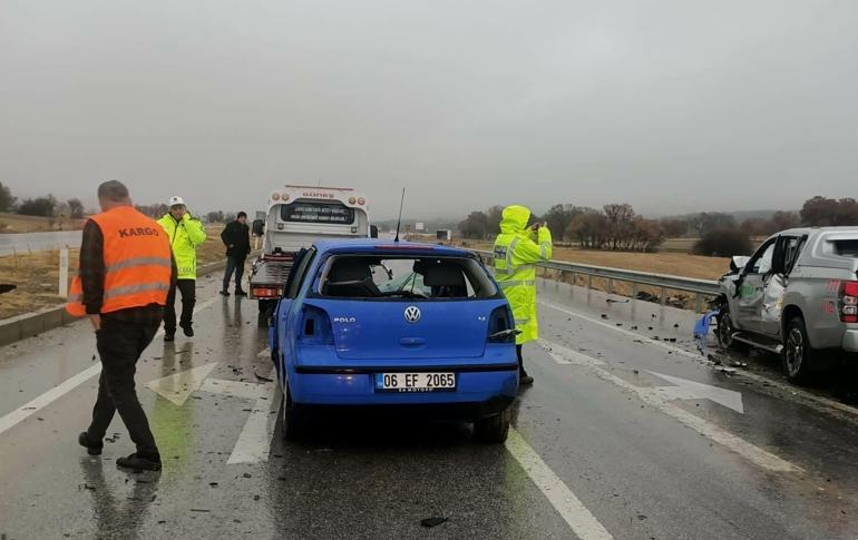 Orman müdürlüğünün kamyoneti ile otomobil çarpıştı: 4 yaralı