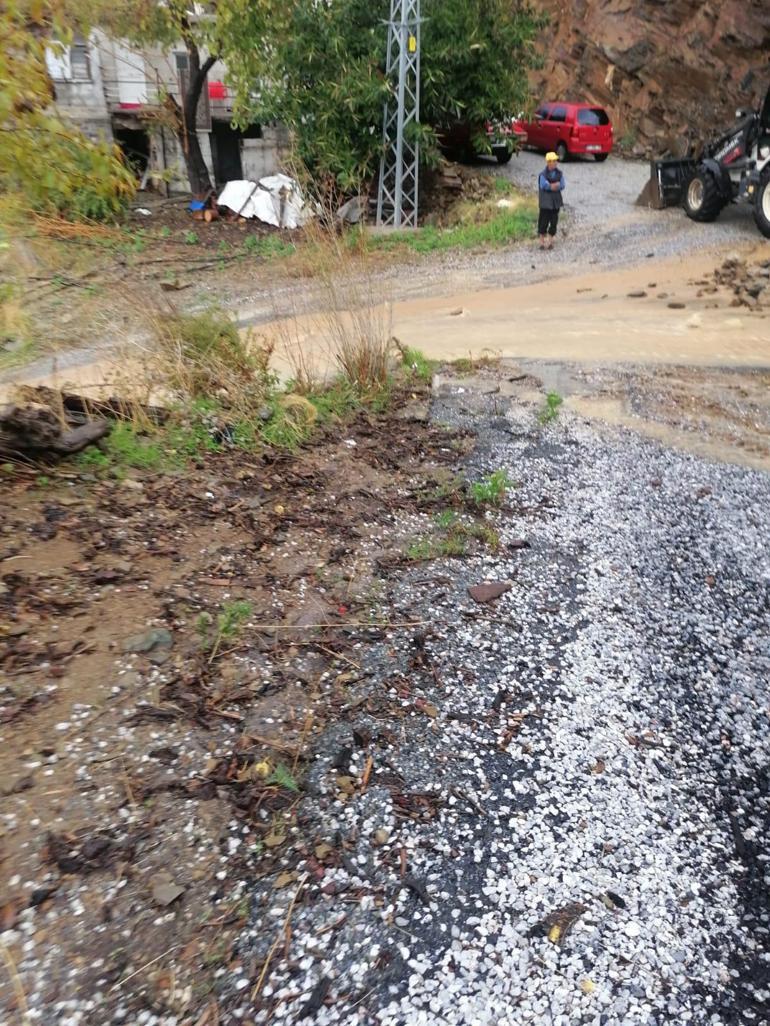 İş makinesinin açamadığı atık su borusunu, mahalle muhtarı elleriyle açtı