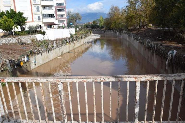 Antalyada sele neden olan derenin üzerindeki beton yıkılıyor