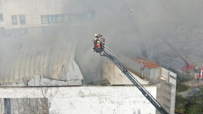 Leventte AVMde çıkan yangın söndürüldü