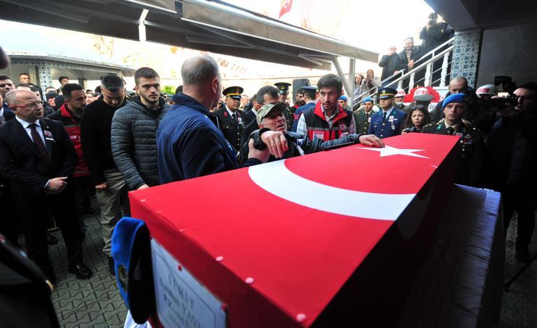 Pençe-Kilit şehidi Üsteğmen Yavuz, toprağa verildi