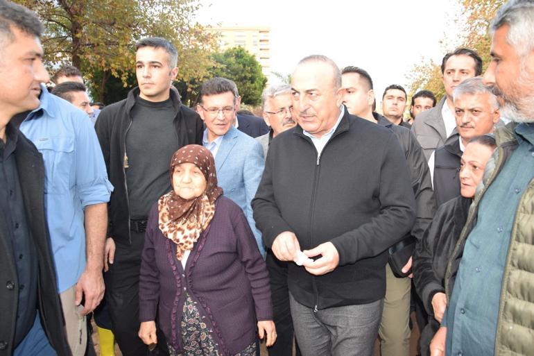 Bakan Çavuşoğlu, sel felaketinin yaşandığı Kumlucayı ziyaret etti