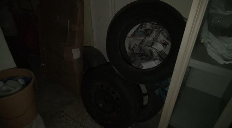 Sultangazide lastiklerini çalan hırsızı yakalayıp dövdü