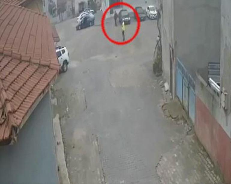 Yerinden çıkan traktörün lastiği valinin makam aracına çarptı