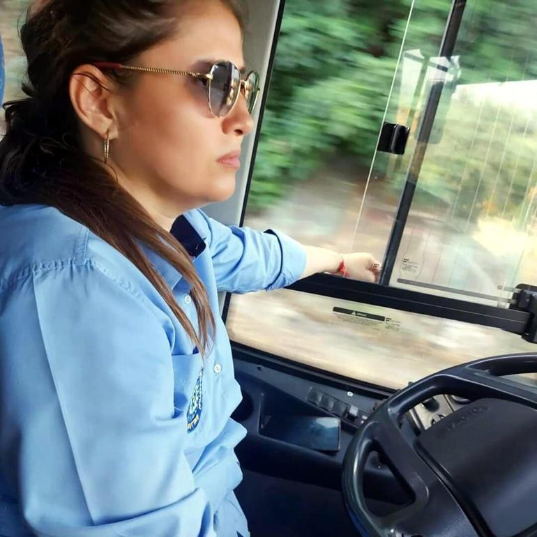 İndiği halk otobüsünün altında kalan Sema öğretmen için okulunda tören