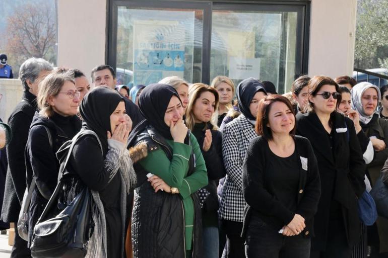 İndiği halk otobüsünün altında kalan Sema öğretmen için okulunda tören