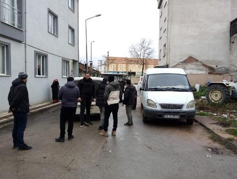 Girdiği minibüste mahsur kaldı, polis kurtardı