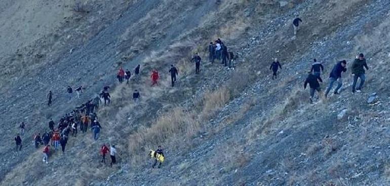 Uçuruma yuvarlanan kamyonetteki yaralılar, insan zinciriyle çıkarıldı