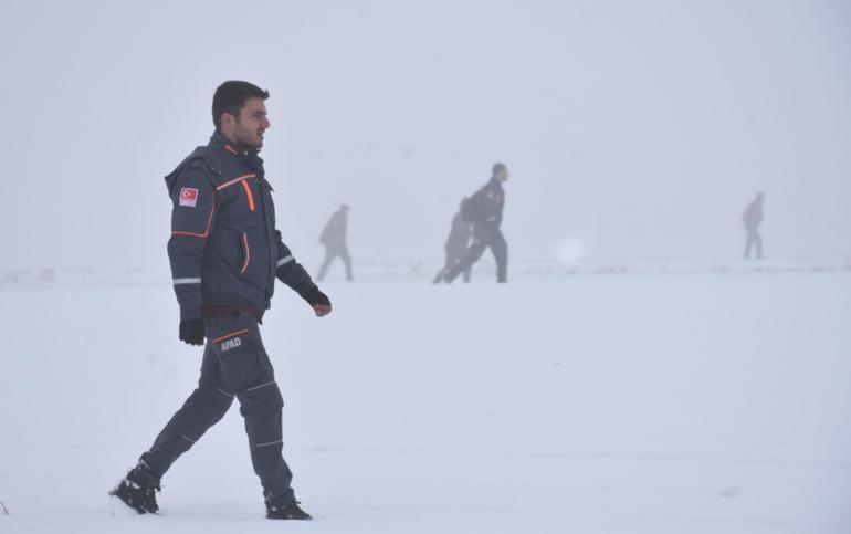 Kayıp kadın için sis etkili arazide arama