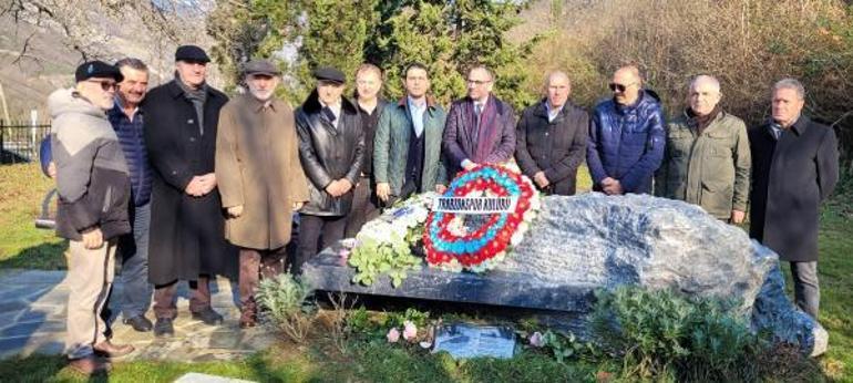 Futbol efsanesi Özkan Sümer, kabri başında anıldı